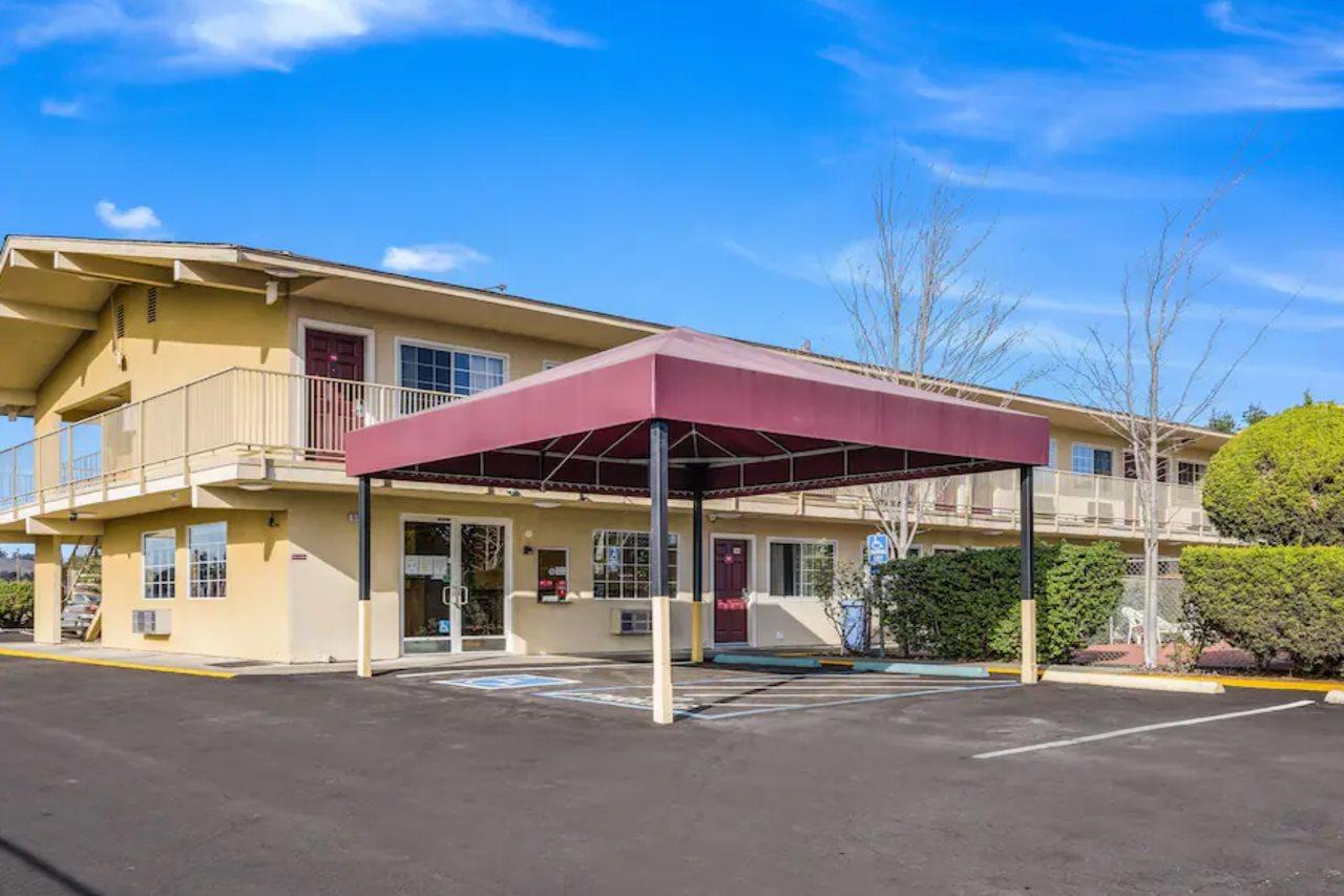 Americas Best Value Inn - 佩塔卢马 外观 照片