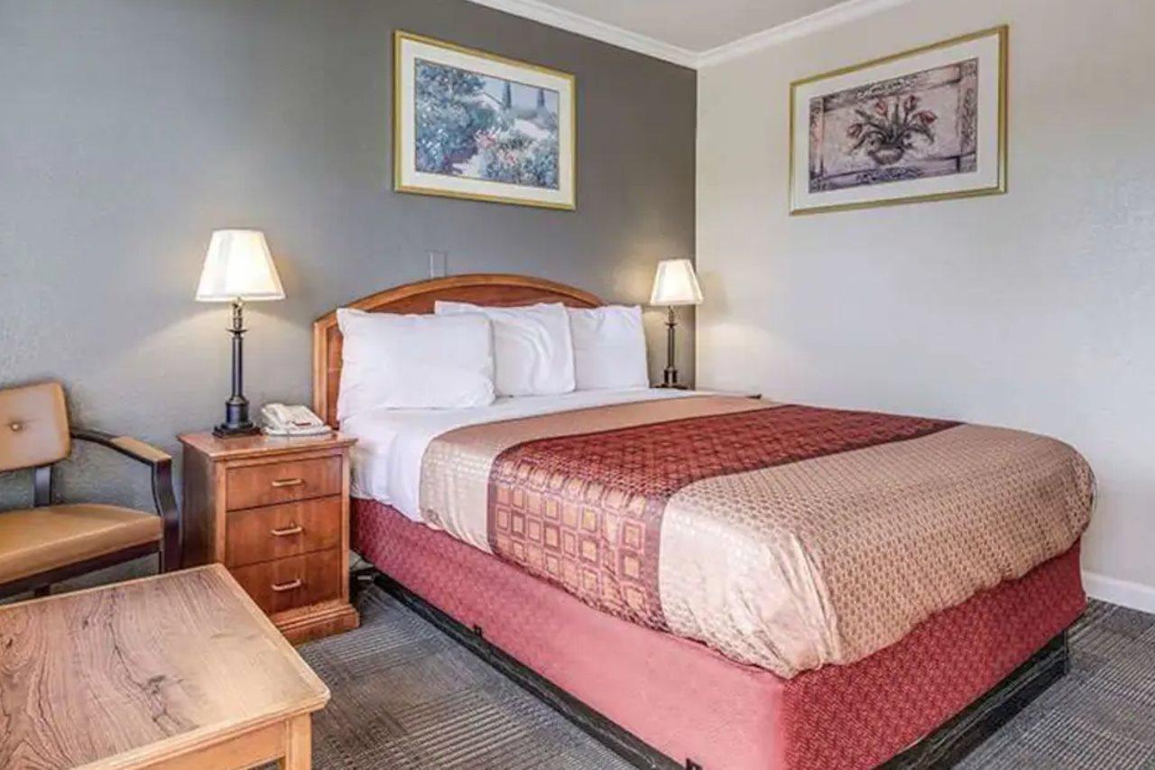 Americas Best Value Inn - 佩塔卢马 外观 照片